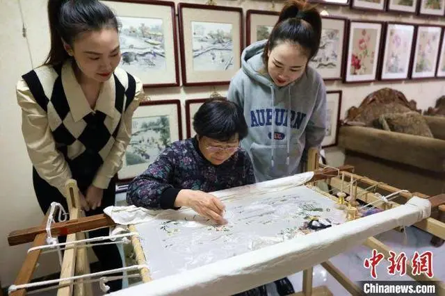 牡丹、奥运同框传统刺绣 京绣传承人添福冬奥